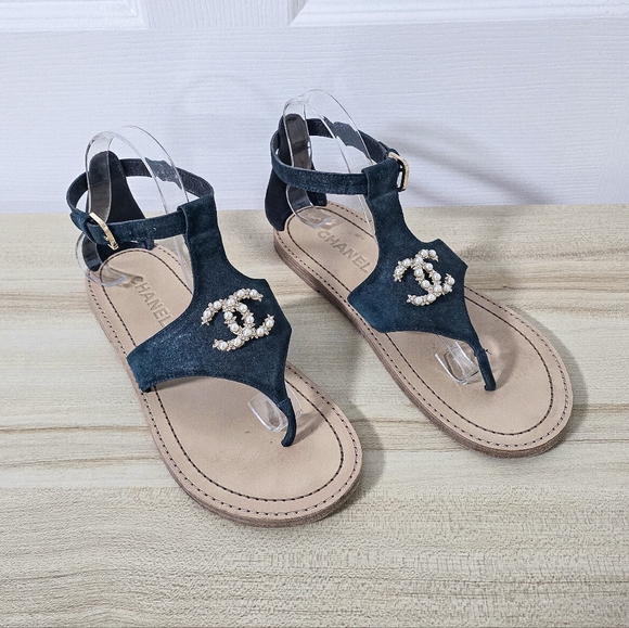 Chanel suede CC pearl logo thong Sandals size 38.5 - Picture 1 of 13